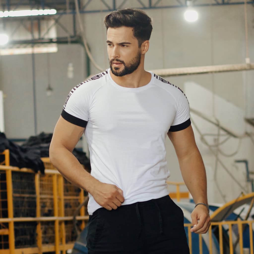 Camiseta Masculina Manga em Contraste Raglan Fit Branca Natal Ano novo Masculino Coisas Masculinas