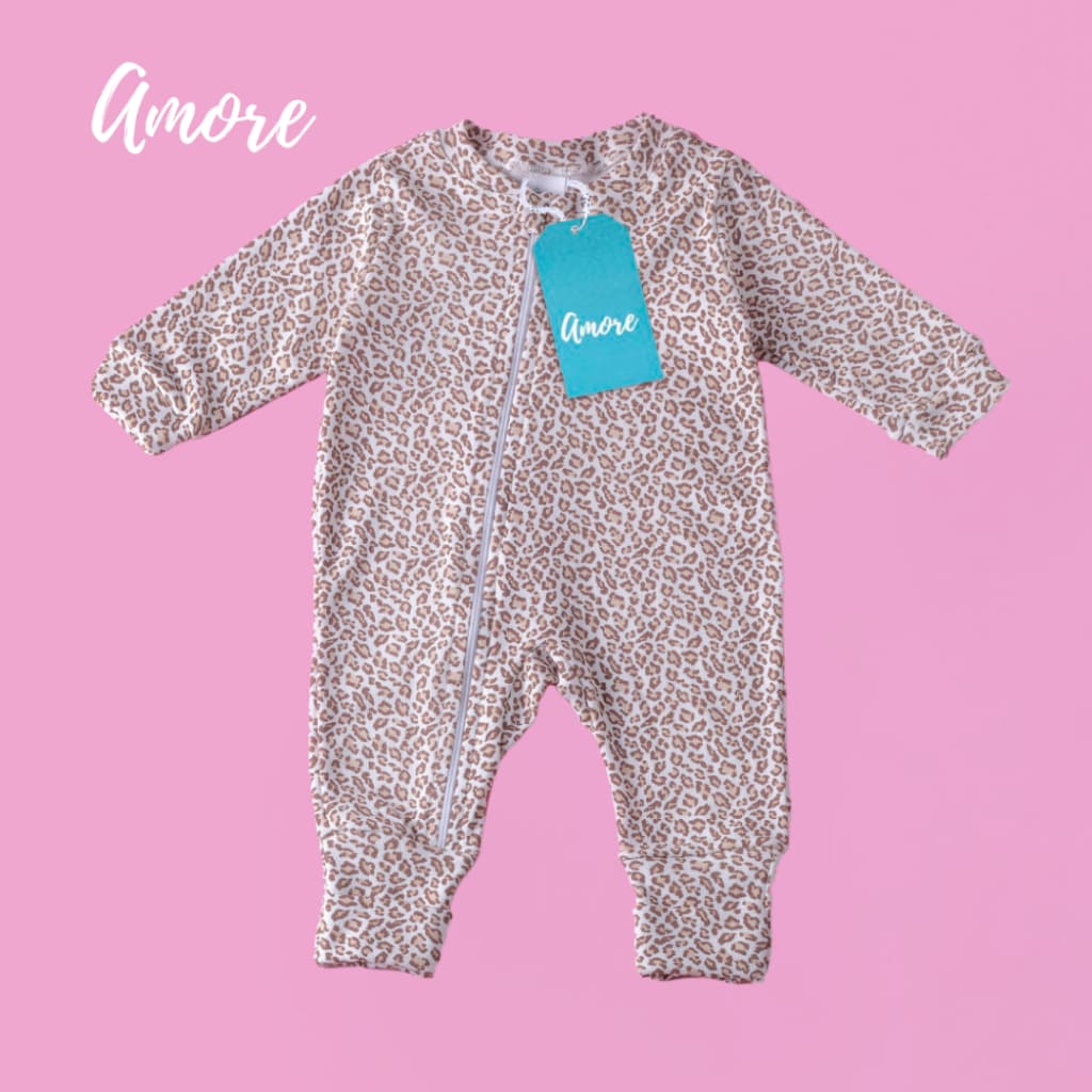 Macacão de Bebê Amore Vira Pé Oncinha com Zíper 100% Algodão