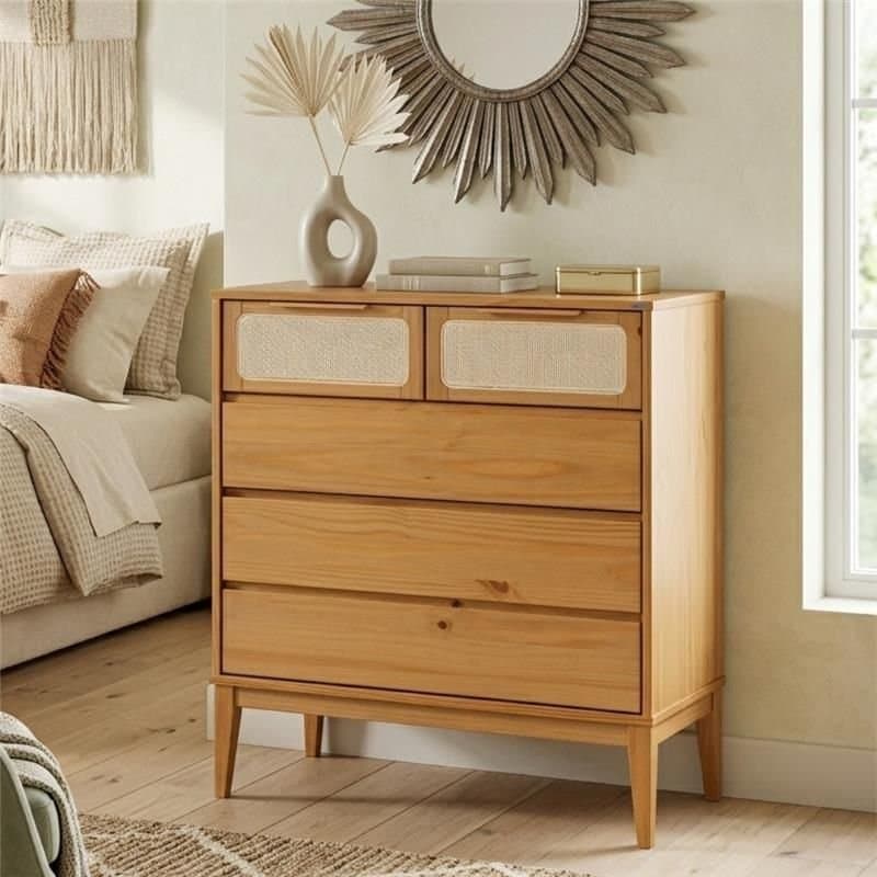 Cômoda 5 Gavetas Madeira Maciça com Telinha Rattan Viena Mel Marrom Mel